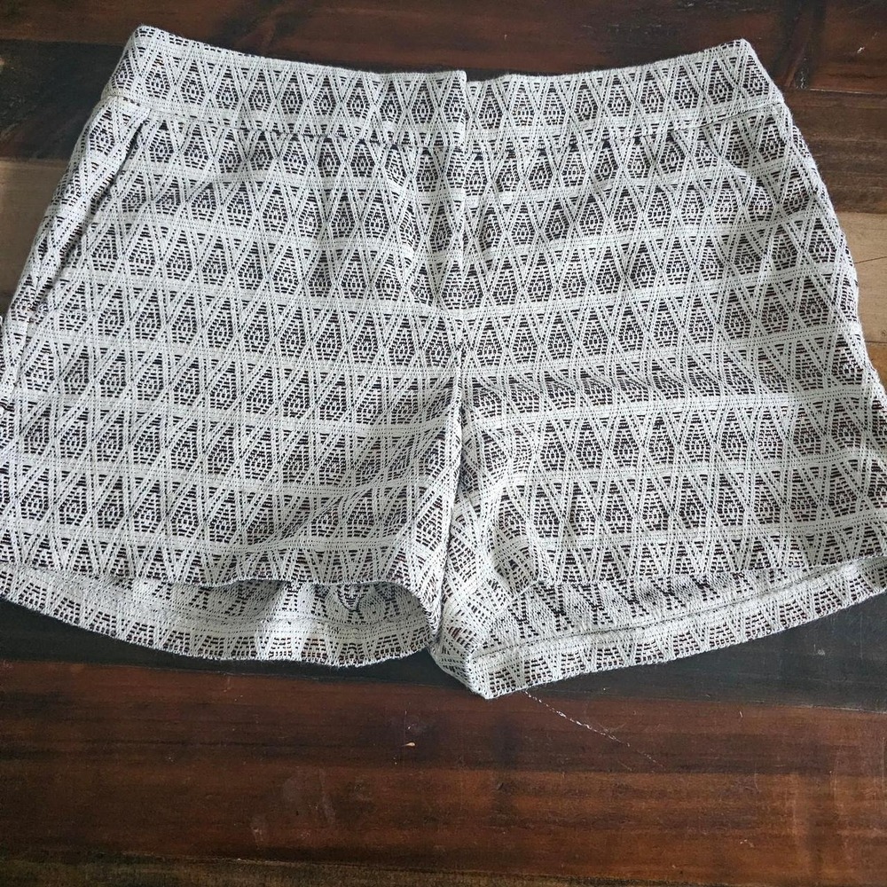 LOFT white shorts with black geometric pattern, size 8 #geometric #summer 0127